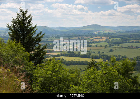 Vista di terreni agricoli da Wenlock Edge, vicino a Much Wenlock, Shropshire, Inghilterra, Regno Unito, Europa Foto Stock