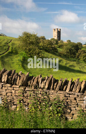 Torre di Broadway e cotswold in pietra a secco a parete, Broadway, Worcestershire, England, Regno Unito, Europa Foto Stock