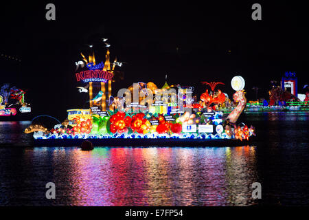 Galleggianti la crociera sul lago durante la notte di Floria show tenutosi a Putrajaya in Malaysia. Ciascun galleggiante mostrano la loro unica attrazione turistica. Foto Stock