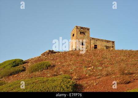 Torre sulla cima di monte Rosso (montagna rossa), Linosa Sicilia, Italia Foto Stock