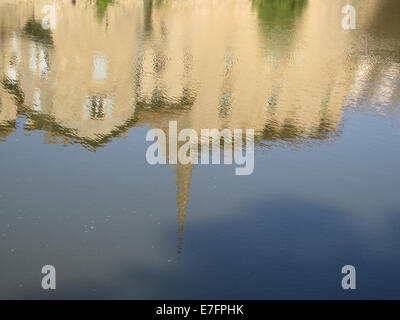 La riflessione nel fiume Averyon, San Antonin de Nobili Val, SW FRANCIA Foto Stock