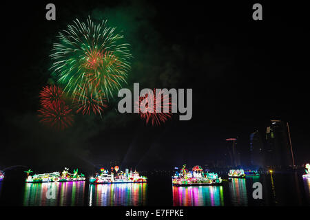 Bellissimi fuochi d'artificio a FLORIA night show tenutosi a Putrajaya in Malaysia. Foto Stock