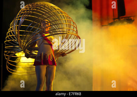 Acrobat prestazioni centro di Shanghai Shanghai in Cina. Centro di Shanghai. Shanghai Zaji Tuan. All'interno di una troupe di Shanghai di magia di un Foto Stock