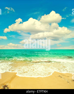 Splendido mare turchese e perfetto cielo blu con nuvole bianche. viaggio estivo sfondo. stile retrò tonica foto Foto Stock