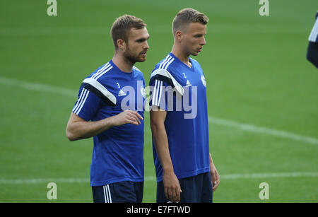 Londra, Regno Unito. 16 Settembre, 2014. Schalke's Jan Kirchhoff (l) e Marvin Friedrich partecipare a una sessione di formazione alla Stadio Stamford Bridge di Londra, Gran Bretagna, 16 settembre 2014. Schalke si troverà di fronte il Chelsea FC nella UEFA Champions League Group G soccer match on September 17, 2014. Foto: Ina Fassbender/dpa/Alamy Live News Foto Stock