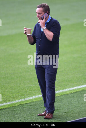 Londra, Regno Unito. 16 Settembre, 2014. Schalke manager Horst Heldt di telefoni cellulari durante una sessione di formazione alla Stadio Stamford Bridge di Londra, Gran Bretagna, 16 settembre 2014. Schalke si troverà di fronte il Chelsea FC nella UEFA Champions League Group G soccer match on September 17, 2014. Foto: Ina Fassbender/dpa/Alamy Live News Foto Stock