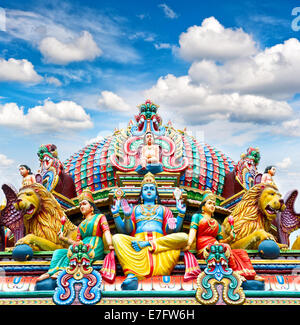 Più antico tempio Hindu Sri Mariamman a Singapore su bel cielo azzurro Foto Stock