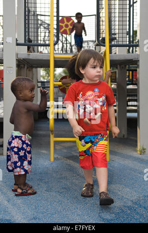 I bimbi a giocare sul campo giochi a Waterfront Park a Louisville Kentucky Foto Stock