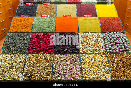 Spezie e tisane dal Bazar delle Spezie, Istanbul Foto Stock