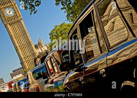 Mitica London taxi approccio al Big Ben e a Piazza del Parlamento, Westminster, London. Big Ben è attualmente in fase di restauro. Foto Stock