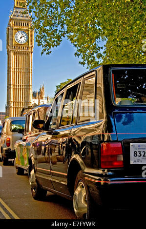 Mitica London taxi approccio al Big Ben e a Piazza del Parlamento, Westminster, London. Big Ben è attualmente in fase di restauro. Foto Stock