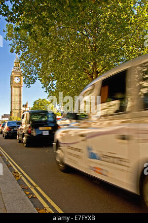 Mitica London taxi approccio al Big Ben e a Piazza del Parlamento, Westminster, London. Big Ben è attualmente in fase di restauro. Foto Stock