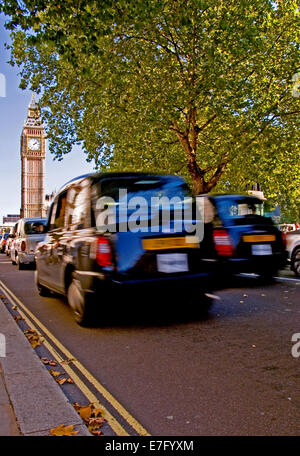 Mitica London taxi approccio al Big Ben e a Piazza del Parlamento, Westminster, London. Big Ben è attualmente in fase di restauro. Foto Stock