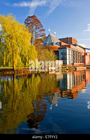 Il Royal Shakespeare Theatre di Stratford upon Avon sorge accanto al fiume Avon. Foto Stock