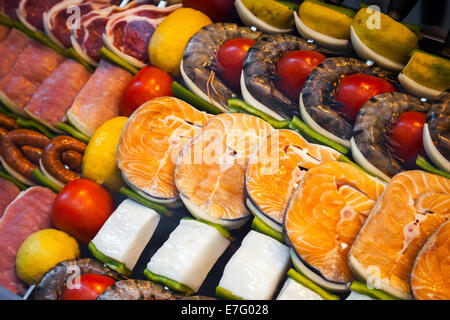 Un assortimento di piatti di pesce a base di carne e pesce in un ristorante tabella Foto Stock