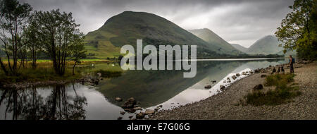 Foschia mattutina e riflessioni sui fratelli acqua, Lake District, REGNO UNITO Foto Stock