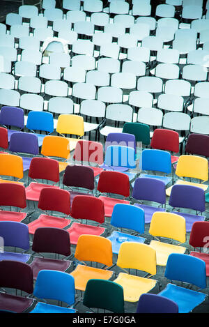 Righe di colorate sedie vuote in teatro Foto Stock