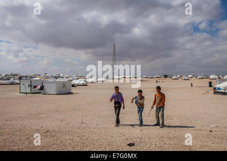 Bambini a Zaatari (o Za'Atari) campo profughi per rifugiati siriano, nel nord della Giordania, vicino al confine con la Siria. Foto Stock