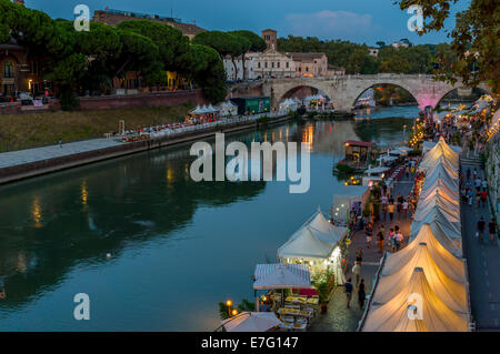 Vista del mercato estivo lungo il fiume Tevere (Lungo Tevere) e Isola Tiberina (Isola Tiberina di Roma Foto Stock