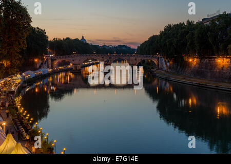 Vista sul fiume Tevere, Ponte Sisto e la basilica di San Pietro a Roma Foto Stock