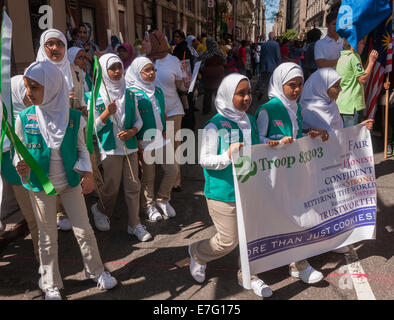 Gruppo di ragazze scout composta da ragazze musulmane si prepara a marzo su Madison Avenue nella parata musulmano Foto Stock