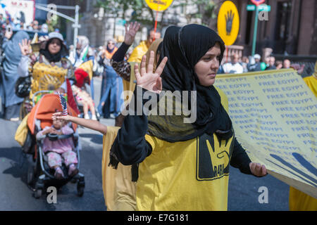 I musulmani marzo dando il 'a quattro dita salute per manifestare la loro solidarietà con l'Egiziano Fratellanza Musulmana Foto Stock