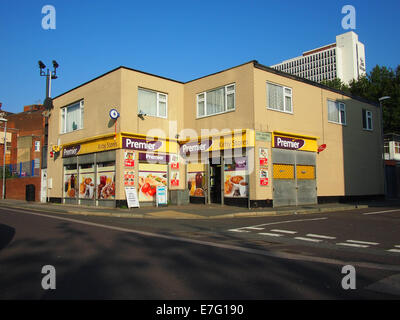Un Premier convenience store su un inner city break a Portsmouth, Hampshire, Inghilterra Foto Stock