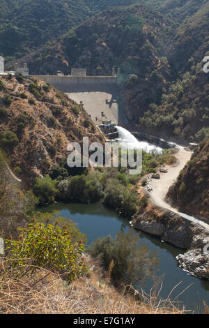 Los Angeles, CA, Stati Uniti d'America. 16 Sett 2014. Acqua di Morris diga è rilasciato nella San Gabriel river in Angeles National Forest, Los Angeles County California Credit: Duncan Selby/Alamy Live News Foto Stock