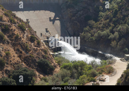 Los Angeles, CA, Stati Uniti d'America. 16 Sett 2014. Acqua di Morris diga è rilasciato nella San Gabriel river in Angeles National Forest, Los Angeles County California Credit: Duncan Selby/Alamy Live News Foto Stock