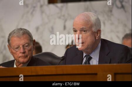 Noi John McCain pone domande al Segretario della Difesa Chuck Hagel durante il comitato delle forze armate del senato audizione su Capitol Hill, il 16 settembre 2014 a Washington, DC. Hagel e Joint Chiefs Presidente Generale Martin Dempsey ha testimoniato il presidente del piano per colpire uno Stato islamico bersagli in Siria e Iraq. Foto Stock