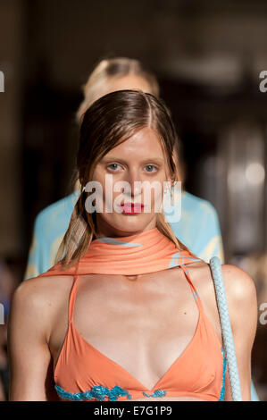 Londra, UK, 16 settembre 2014. Modelli per la pista al Isabel Garcia Primavera Estate 2015 visualizza durante la London Fashion Week di Massoni' Hall di Covent Garden. Credito: Stephen Chung/Alamy Live News Foto Stock