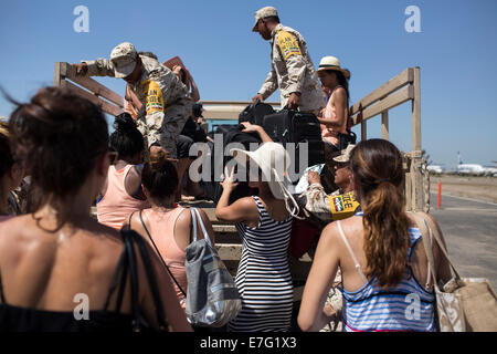 Tijuana, Messico. 16 Sett 2014. I turisti evacuati da Los Cabos dopo l uragano Odile colpite la zona, arrivare a Tijuana's, aeroporto di Tijuana, Messico nord-occidentale, Sett. 16, 2014. Il governo messicano ha iniziato a filamento airlifting turisti fuori dall uragano-devastato area resort di Los Cabos martedì. Credito: Guillermo Arias/Xinhua/Alamy Live News Foto Stock