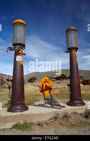Vecchie pompe di benzina, Bodie Ghost Town ( elevazione 8379 ft / M 2554 ), Colline Bodie, Mono County, Sierra orientale, CALIFORNIA, STATI UNITI D'AMERICA Foto Stock