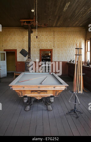 Vecchio tavolo da biliardo, Wheaten e Hollis Hotel, Bodie Ghost Town ( elevazione 8379 ft / M 2554 ), Sierra orientale, CALIFORNIA, STATI UNITI D'AMERICA Foto Stock