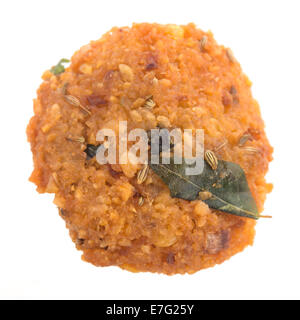 Croccante di deep sparato vadai snack, molto comune cibo di strada nel subcontinente indiano e Sri Lanka, sparare isolato su bianco backgro Foto Stock