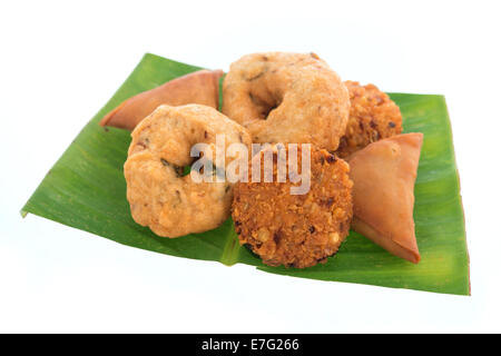 Tradizionale spuntino indiano piatto isolato su sfondo bianco. Foto Stock