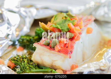 Hawaiian pink snapper cotta in un vino bianco salsa di burro con broccolini e spezie Foto Stock