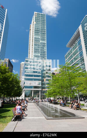 Victoria Square vivo con persone su un luminoso giorno d'estate. Montreal, provincia del Québec in Canada. Foto Stock