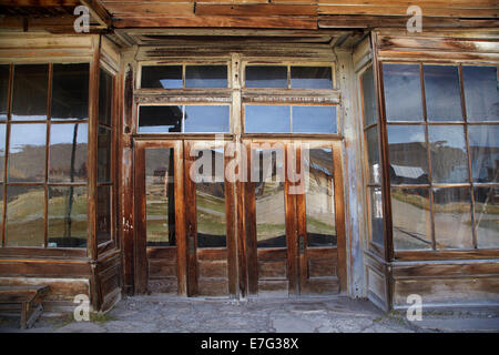 Sportelli anteriori di Wheaten e Hollis Hotel, Bodie Ghost Town ( elevazione 8379 ft / M 2554 ), BEastern Sierra, CALIFORNIA, STATI UNITI D'AMERICA Foto Stock