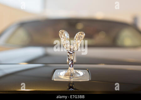 "Lo spirito di Ecstasy' o 'Flying Lady' mascotte su una Rolls Royce Wraith al Singapore Yacht Show 2014. Foto Stock