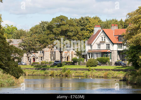 Il fiume Kent fluente attraverso Kendal in Cumbria Foto Stock