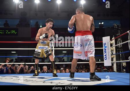 Tokyo, Giappone. 16 Sett 2014. (L-R) Kazuto Ioka (JPN), Pablo Carrillo (COL) Boxe : Kazuto Ioka del Giappone e Pablo Carrillo della Colombia durante il nono round del 10R pesi mosca bout a Korakuen Hall a Tokyo in Giappone . Credito: Hiroaki Yamaguchi/AFLO/Alamy Live News Foto Stock