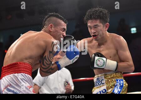 Tokyo, Giappone. 16 Sett 2014. (L-R) Pablo Carrillo (COL), Kazuto Ioka (JPN) Boxe : Kazuto Ioka del Giappone arriva Pablo Carrillo della Colombia nel nono giro durante il 10R pesi mosca bout a Korakuen Hall a Tokyo in Giappone . Credito: Hiroaki Yamaguchi/AFLO/Alamy Live News Foto Stock