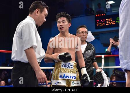 Tokyo, Giappone. 16 Sett 2014. (L-R) Yuji Fukuchi, Kazuto Ioka (JPN) Boxe : Kazuto Ioka del Giappone reagisce dopo aver vinto la 10R pesi mosca bout a Korakuen Hall a Tokyo in Giappone . Credito: Hiroaki Yamaguchi/AFLO/Alamy Live News Foto Stock