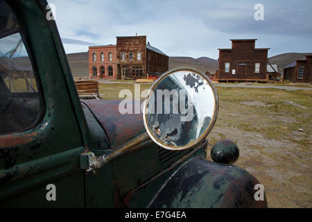 Abbandonati carrello vintage e Bodie Post Office, IOOF Hall e minatore della Unione hall , Bodie Ghost Town, CALIFORNIA, STATI UNITI D'AMERICA Foto Stock