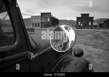 Abbandonati carrello vintage e Bodie Post Office, IOOF Hall e minatore della Unione hall , Bodie Ghost Town, CALIFORNIA, STATI UNITI D'AMERICA Foto Stock