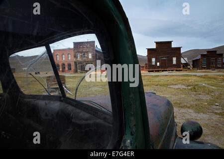 Abbandonati carrello vintage e Bodie Post Office, IOOF Hall e minatore della Unione hall , Bodie Ghost Town, CALIFORNIA, STATI UNITI D'AMERICA Foto Stock