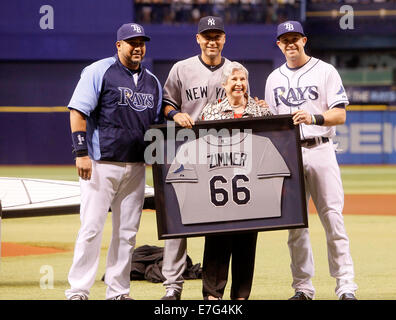 San Pietroburgo, Florida, Stati Uniti d'America. 16 Settembre, 2014. DIRK SHADD | Orari .ritirarvi New York Yankees SS Derek Jeter (2) è onorata dal Tampa Bay Rays sul campo prima che il gioco al Tropicana in Campo San Pietroburgo martedì sera (16/09/14). Tampa Bay Rays catcher Jose Molina (28) e terzo baseman Evan Longoria (3) Unire la fuliggine Zimmer, vedova di Don Zimmer, al presente Jeter con una cornice per una Zimmer jersey. (Credito Immagine: © Dirk Shadd/Tampa Bay volte/ZUMA filo) Foto Stock