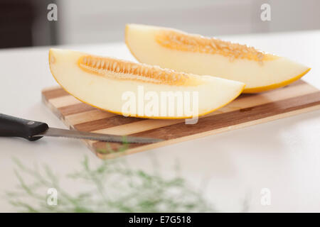 Il melone sul bordo di taglio. Foto Stock