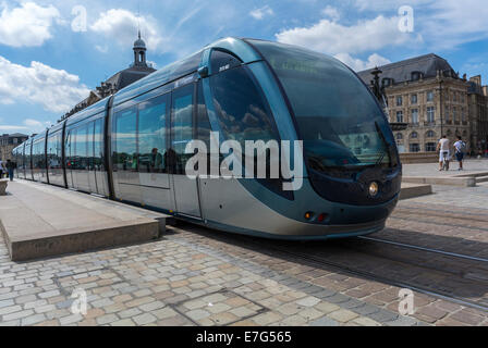 Bordeaux, (Borgogna) Francia, Tram, scene di strada, treno leggero pubblico, Tram su binari nel centro città, Piazza della Città, Place de la Bourse, ambiente di trasporto pubblico francia Foto Stock